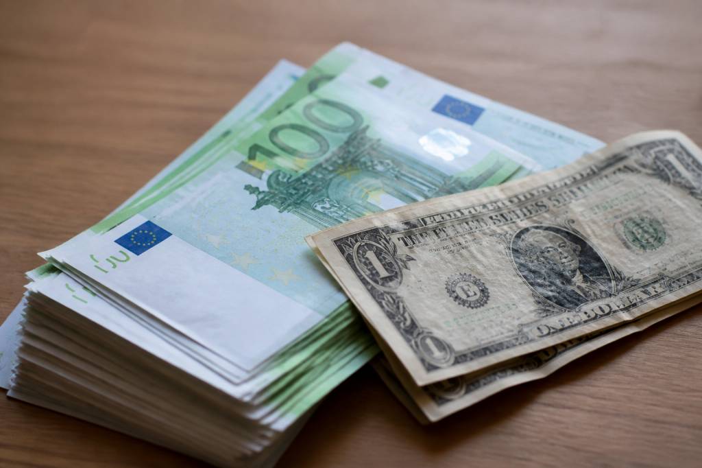 1 dollar en euros : conversion et taux à connaître pour vos calculs fiscaux